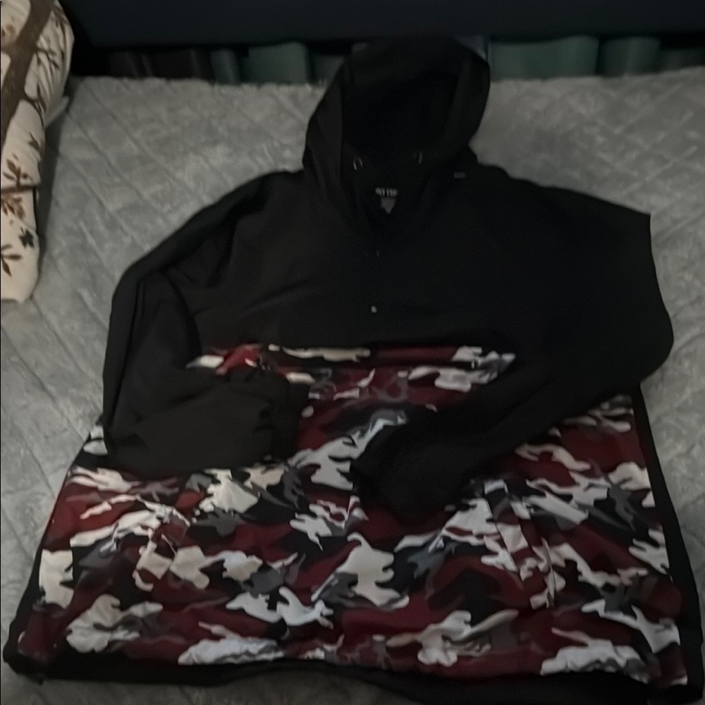 Hot Topic Black and Red Puffer Jacket Urban Style